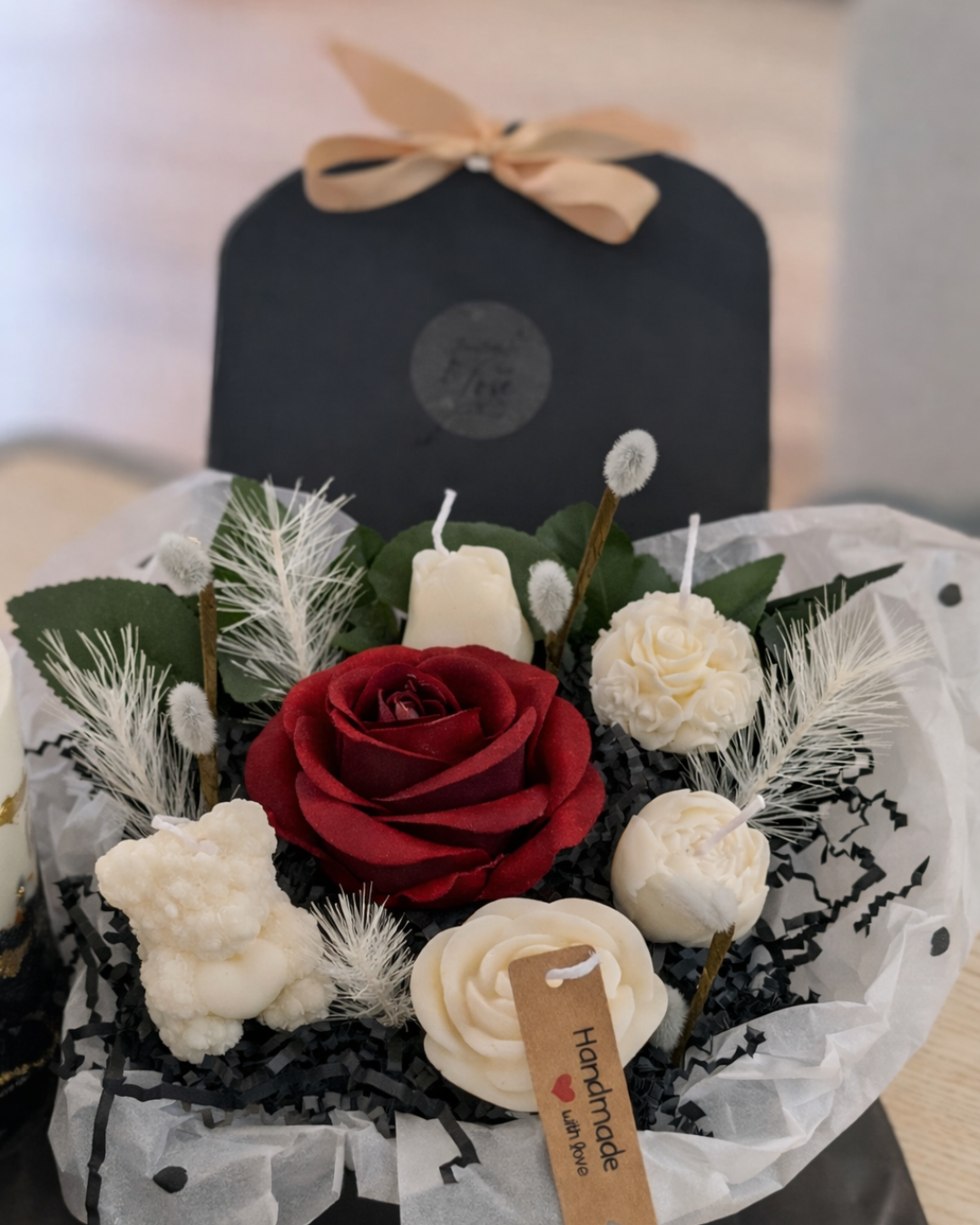 Elegante Geschenkbox mit Kerzen & Rosen – Handgemachtes Premium Arrangemen