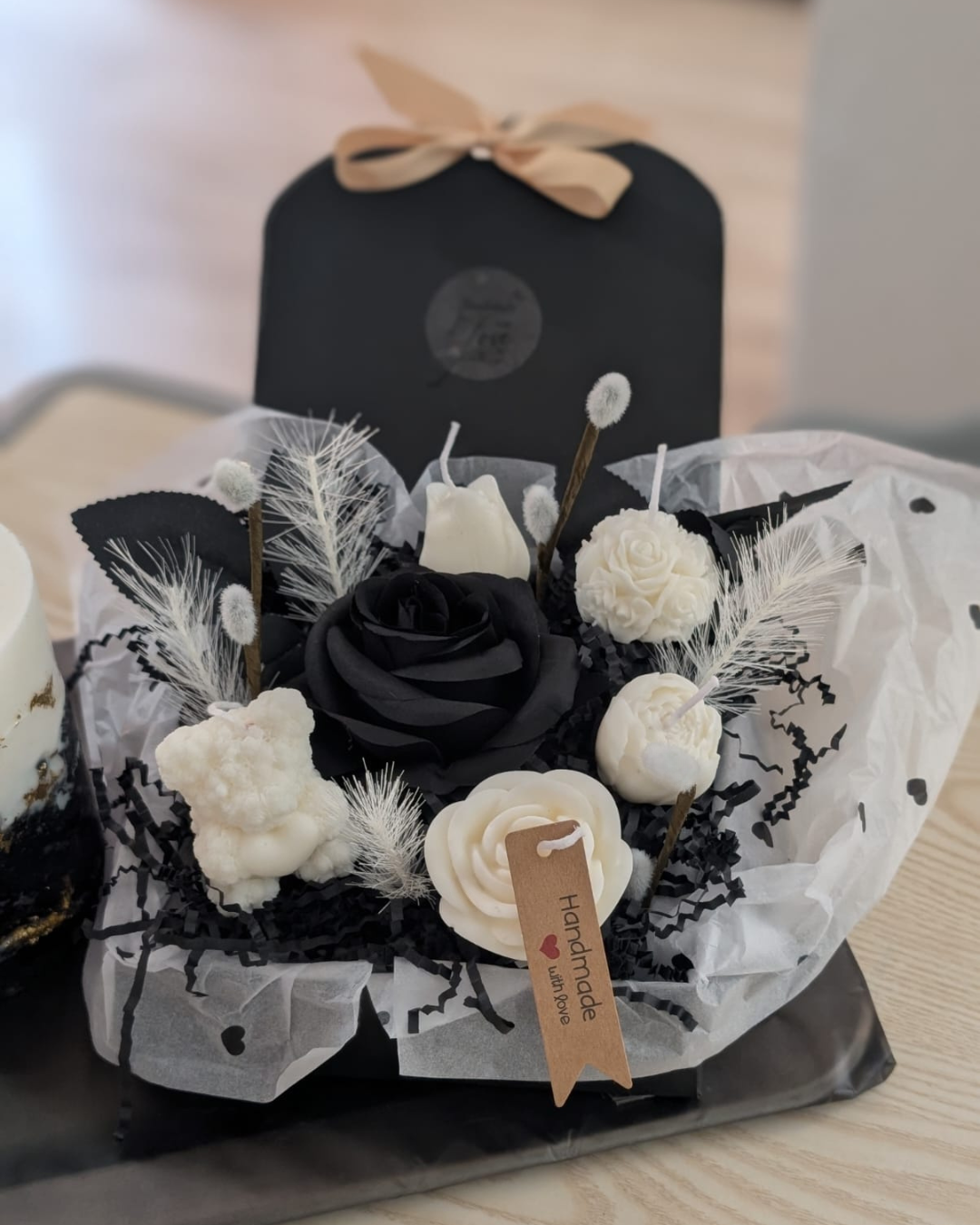 Elegante Geschenkbox mit Kerzen & Rosen – Handgemachtes Premium Arrangemen