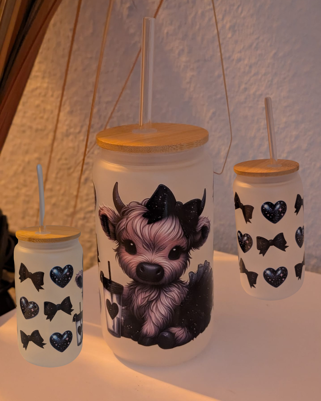 Frosted Glastrinkflasche „Sweet Moments“ – mit Bambusdeckel & Glasstrohhalm