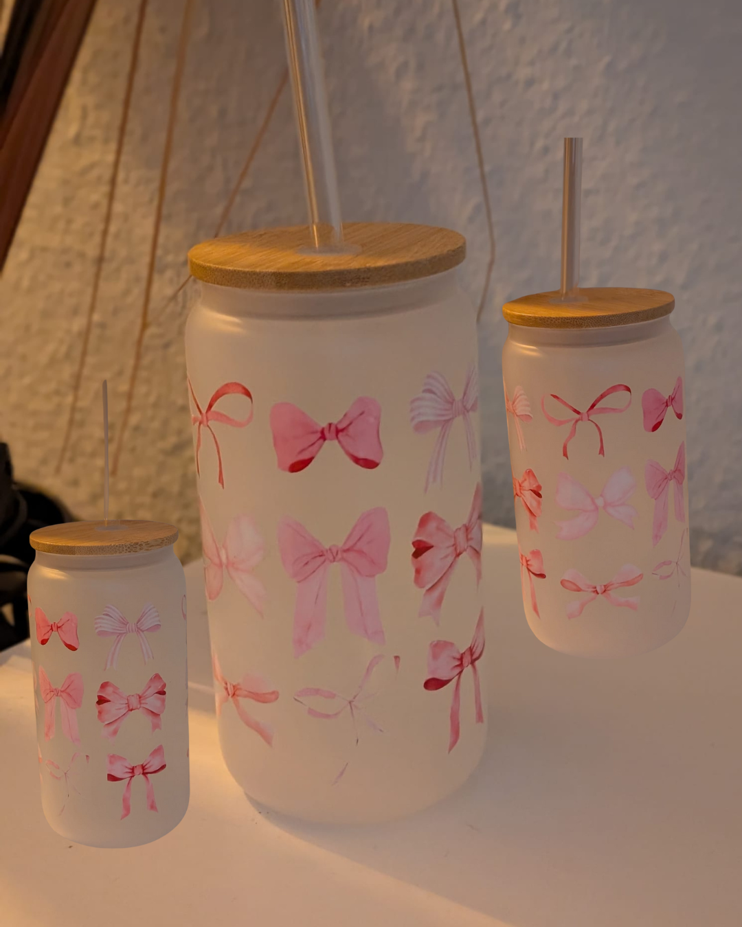 Frosted Glastrinkflasche „Sweet Moments“ – mit Bambusdeckel & Glasstrohhalm